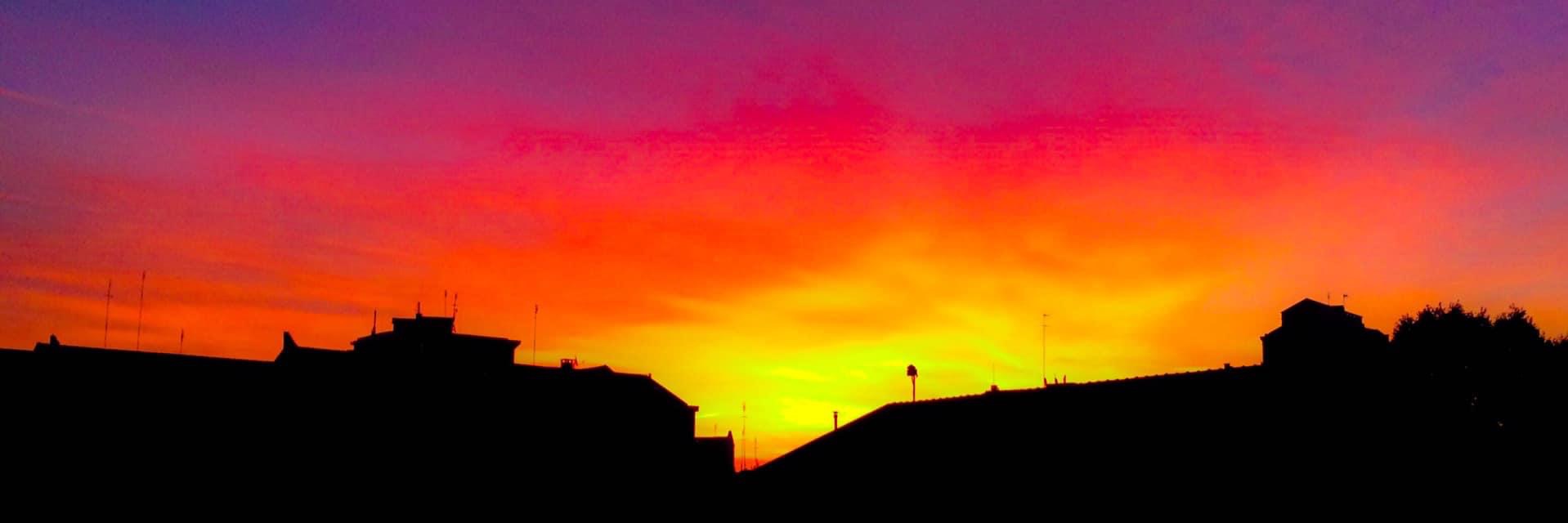 Silhouette delle case alla alba