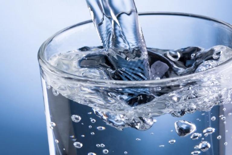 immagine di un bicchiere di acqua