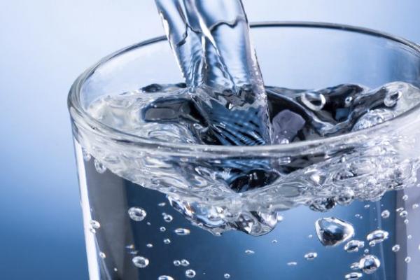 immagine di un bicchiere di acqua
